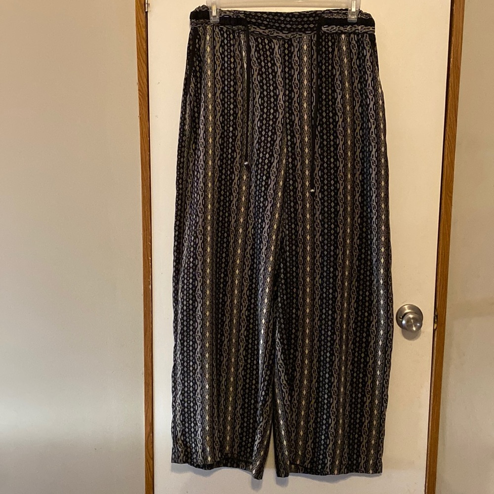 Maurices. Size Xl Elastic waist with pockets